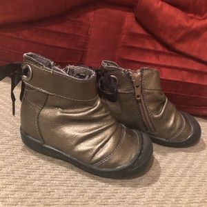 Girl’s matte gold ankle boots